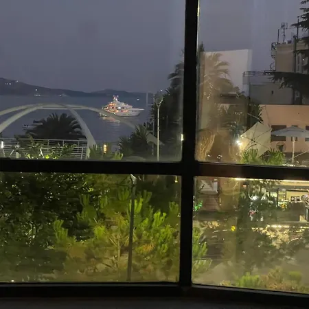 アパート Saranda Apartment