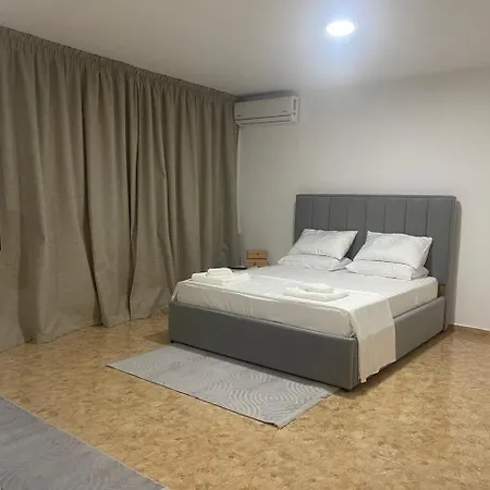 アパート Saranda Apartment